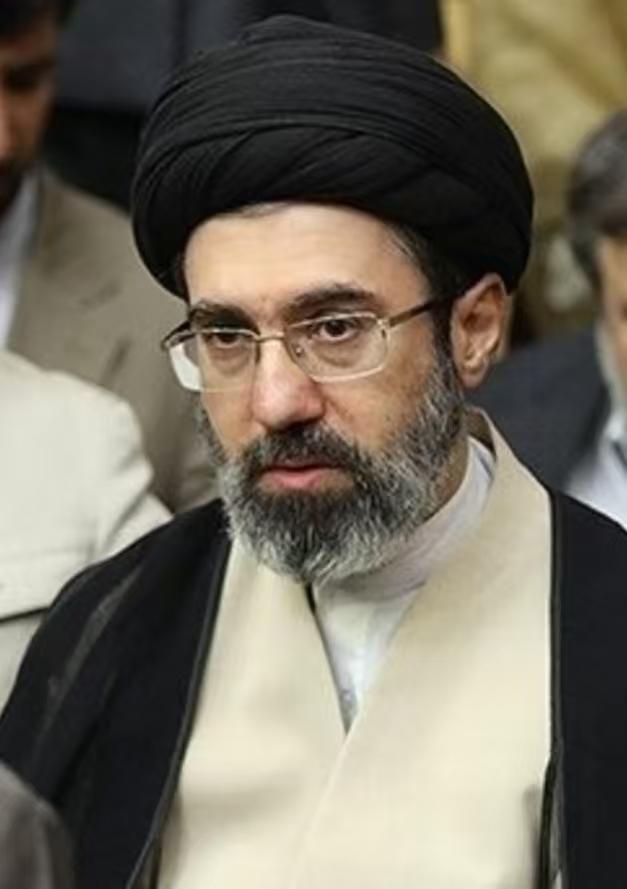 哈梅内伊其实一点都不慌，从他现身地面来看，此前的传闻都是假的。他这把年纪了，有什