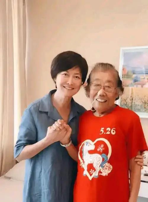 主持人敬一丹的父母，都是高寿老人，父亲敬毓嵩95岁去世，母亲韩殿云90岁去世。