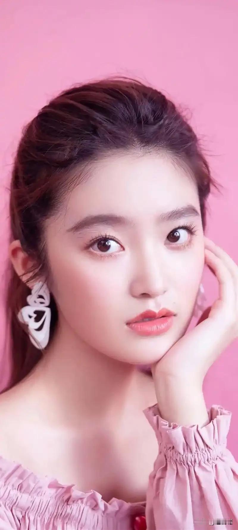 《沉默的荣耀》，最打动人的，柴蔚饰演小钱的妹妹。她跳海回家那段，看得人心都揪起来