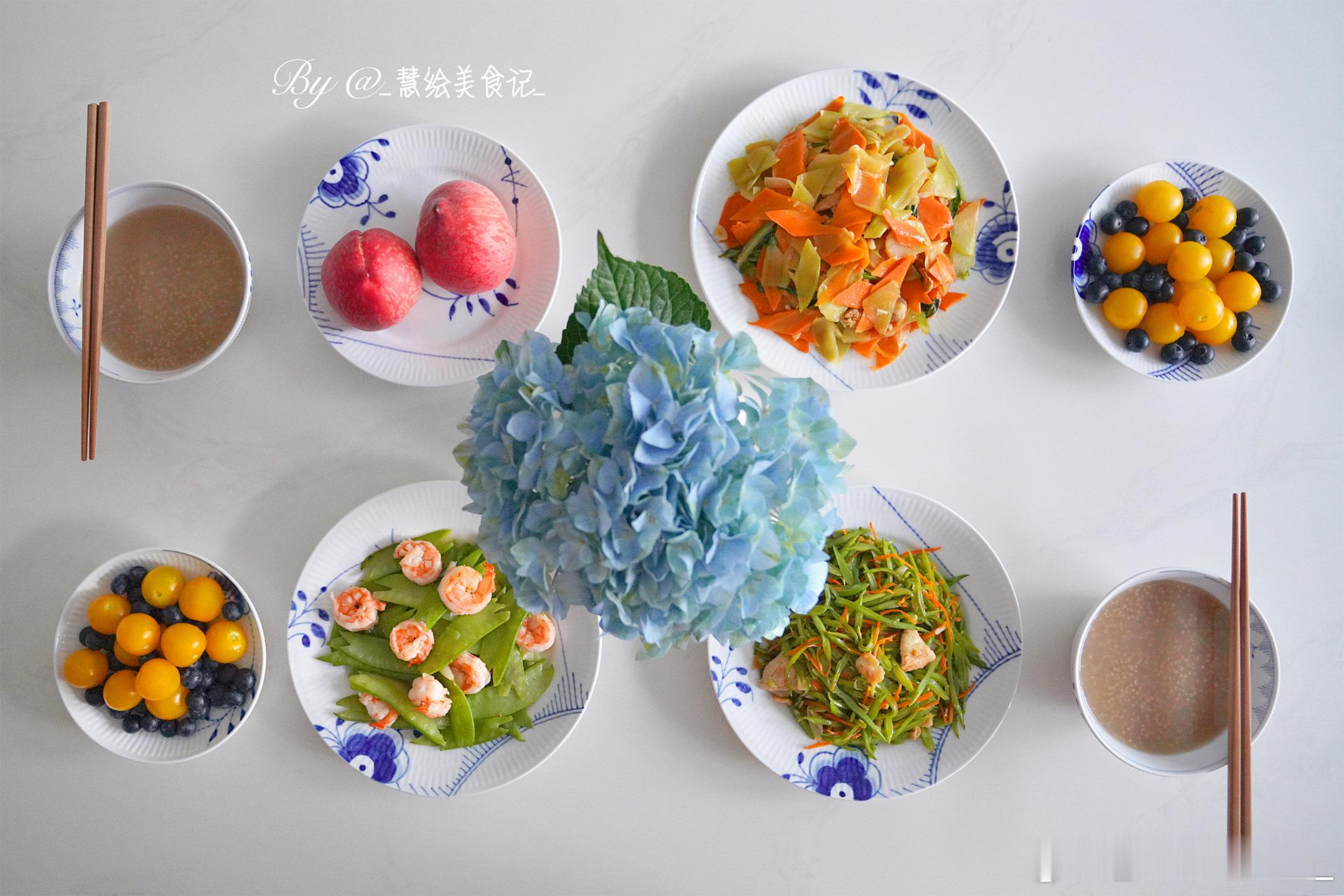 周末晚饭荷兰豆炒虾仁，莴笋胡萝卜炒肉，豆角丝炒肉，红豆小米粥，蓝莓，小番茄，桃子