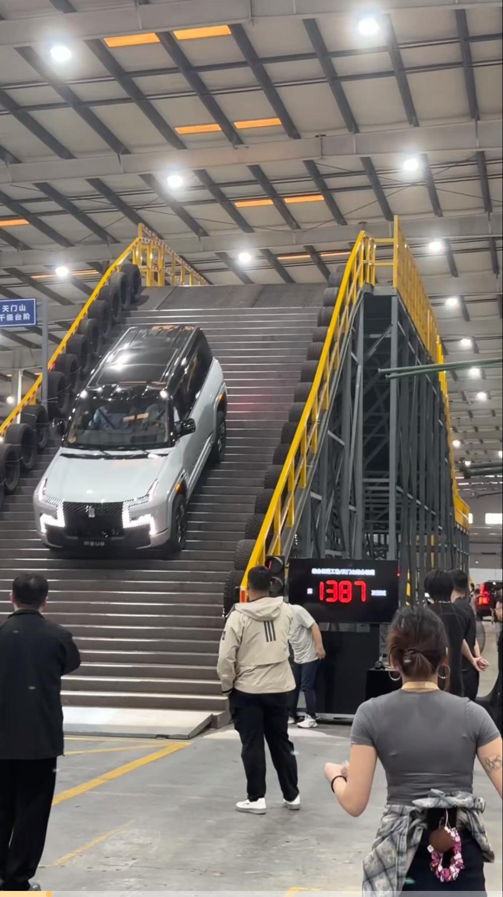 把全球顶级越野圣地搬进工厂，比亚迪这波不是疯狂，是技术清醒到极致！比亚迪的综合越