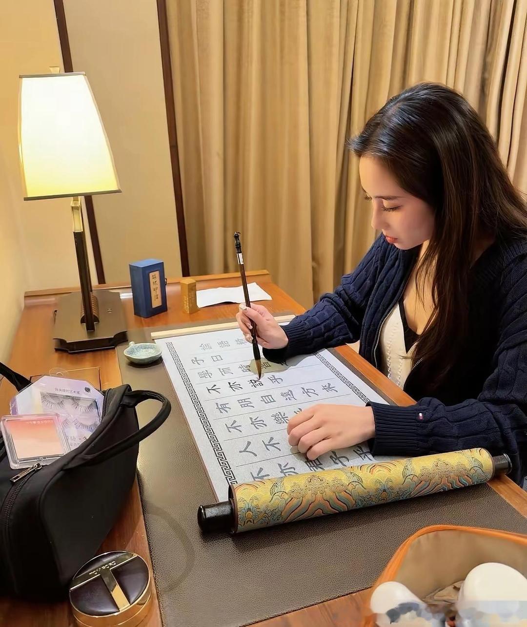 何超欣晒练毛笔字的照片，四太的孩子都挺乖，作为港圈含着金钥匙出生的顶级千金，她依