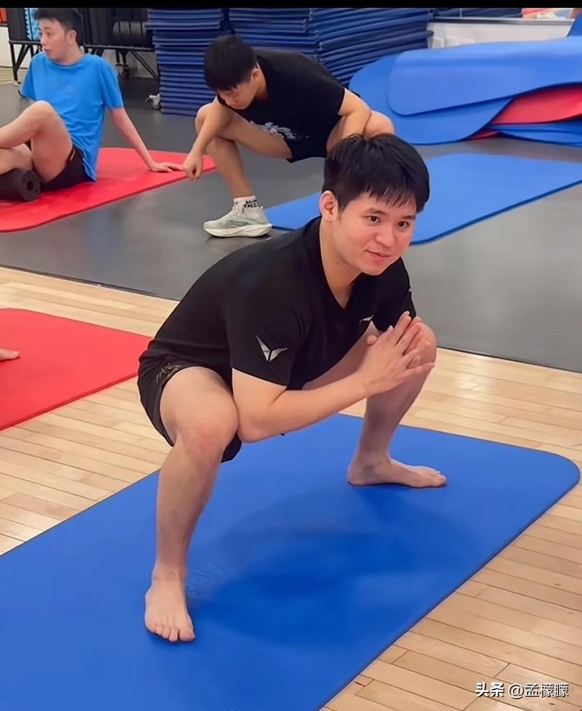 瑜伽练起来……
乒乓球