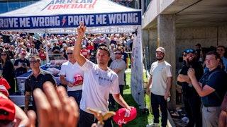 美国政客人人自危！
特朗普政治盟友遭枪击身亡后，美国众议院议长约翰逊称，很多国会