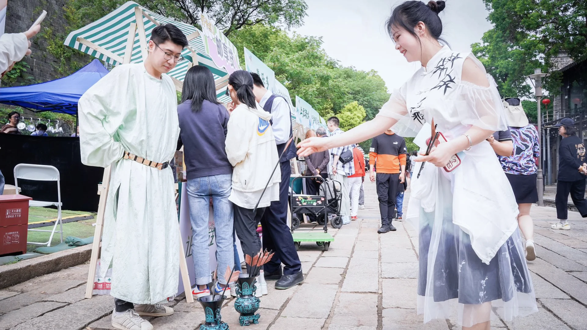 💞嘿哟喂，在那老门东的邮储银行非遗市集呀，可真是放开了手脚尽情撒欢狂...