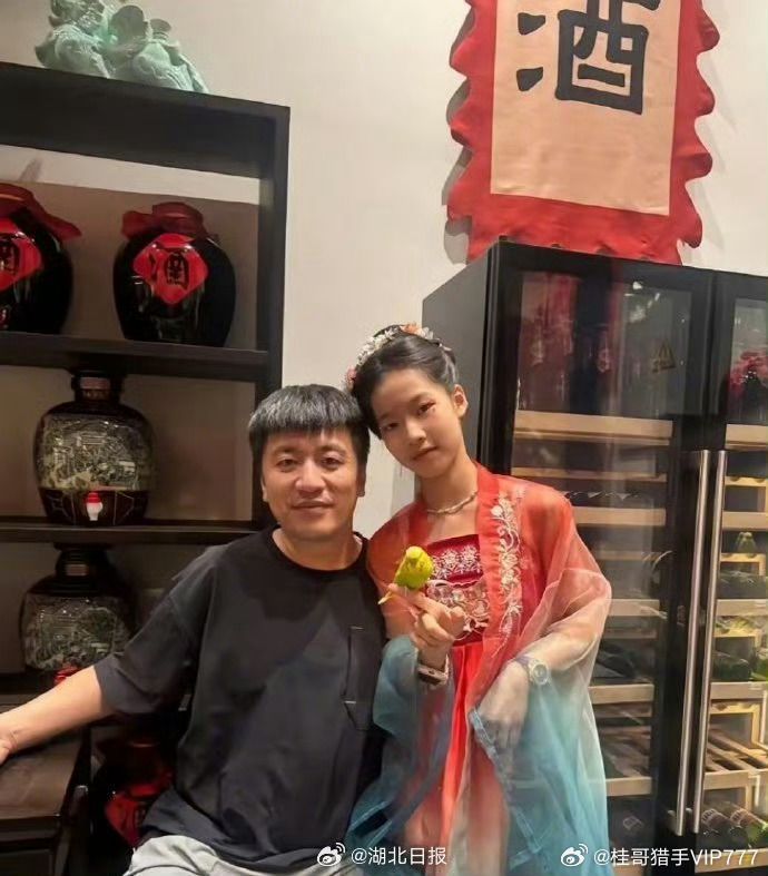 【张雪峰女儿缅怀爸爸：我爸爸很伟大，他们说天上的文曲星换届了，选中了爸爸】天上的