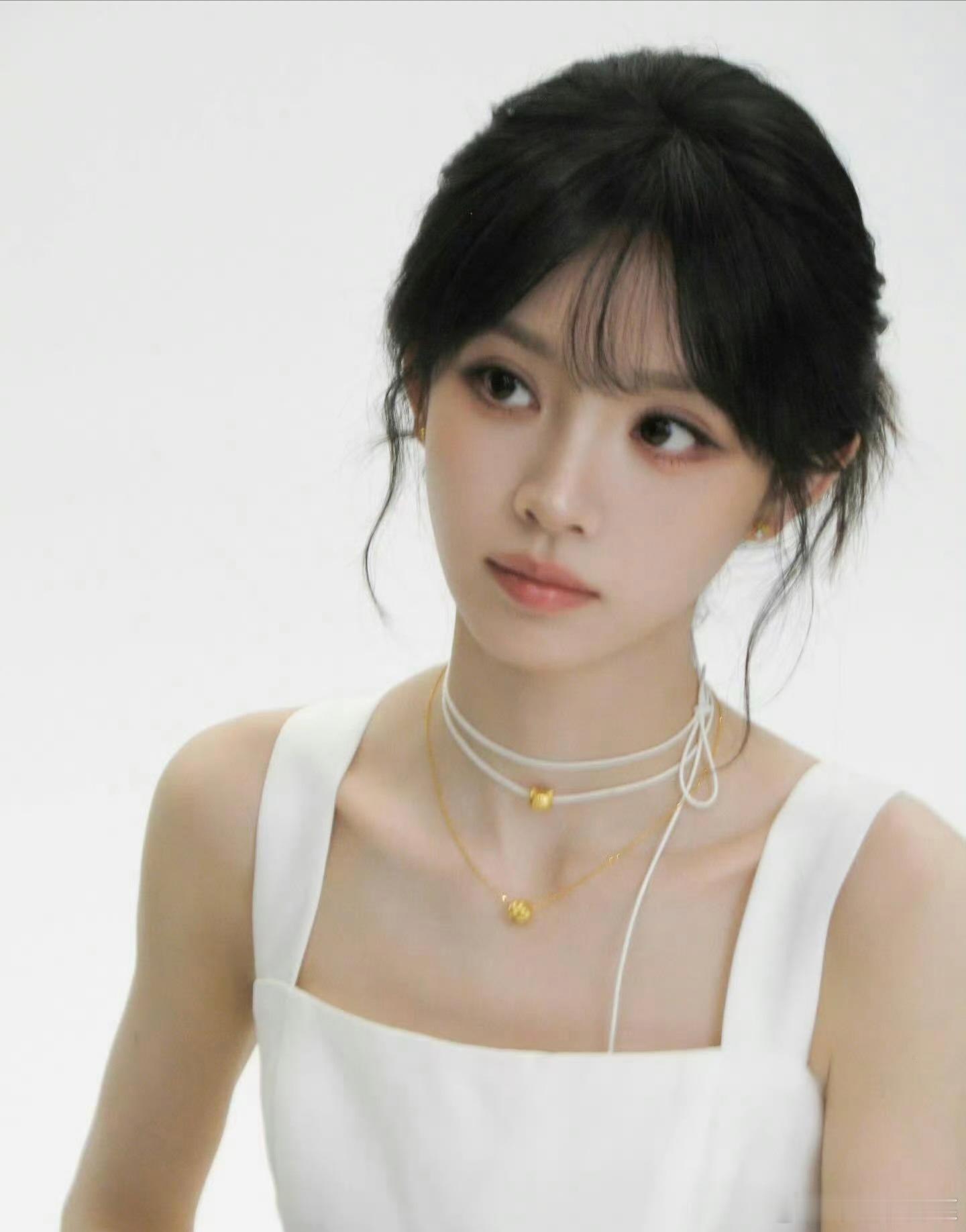 今日份田曦薇商务大片，美而萌之