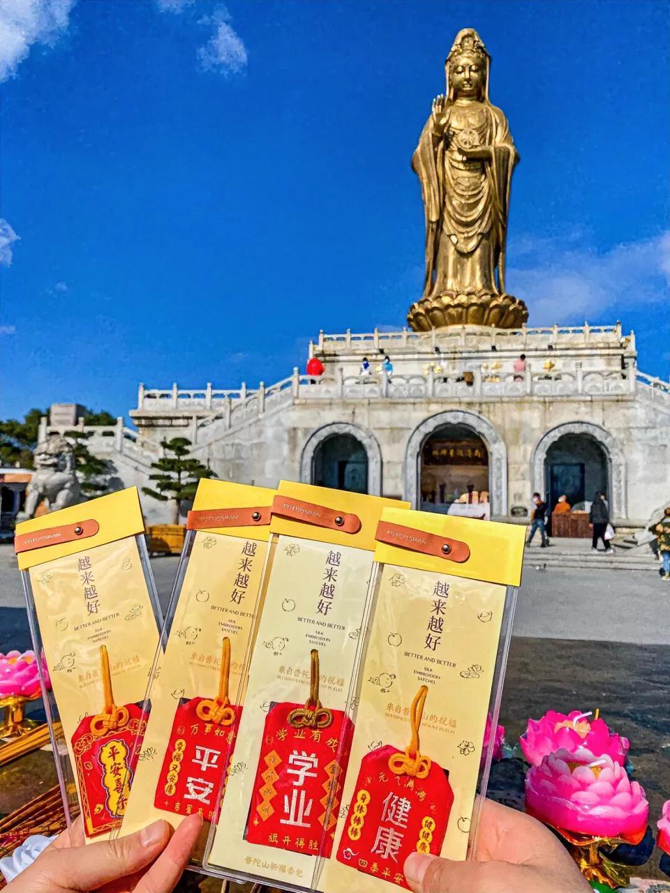 浙江普陀山真的很灵验！有机会的话，去一次吧，去那儿看看山，拜拜佛祈祈福，为自己也