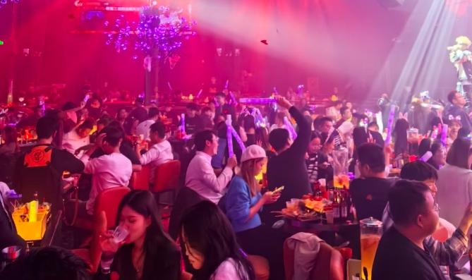 全世界最大的商业骗局，就是酒吧。你以为酒吧是靠卖酒赚钱的？大错特错。它的盈利模式