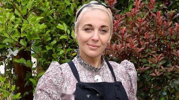 英国著名演员阿曼达·艾宾顿被迫为其批评跨性别推文公开道歉今年阿曼达·艾宾顿在网上