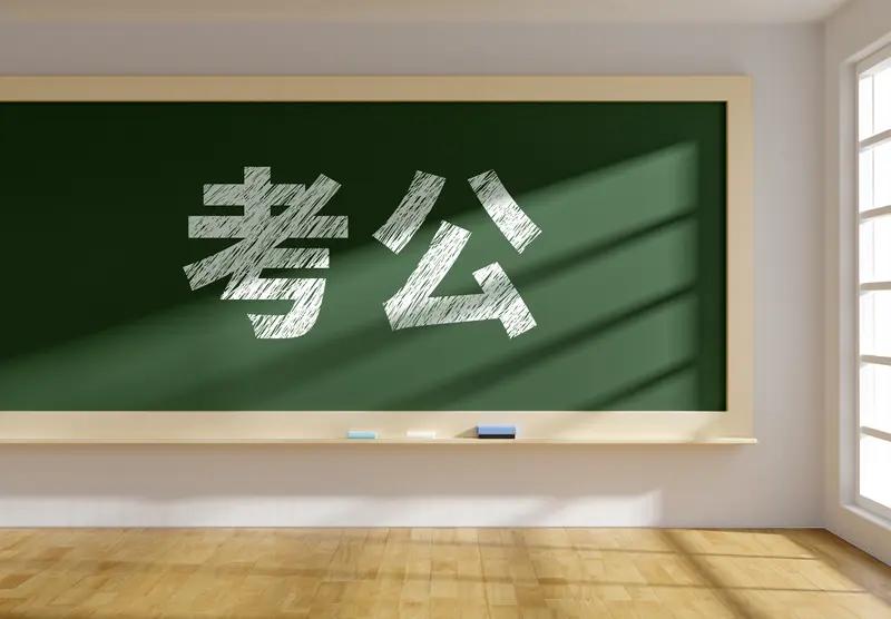 分数够了，但没报公费师范生，而报考了汉语言专业

毕业后考研成功，
然后
考公没