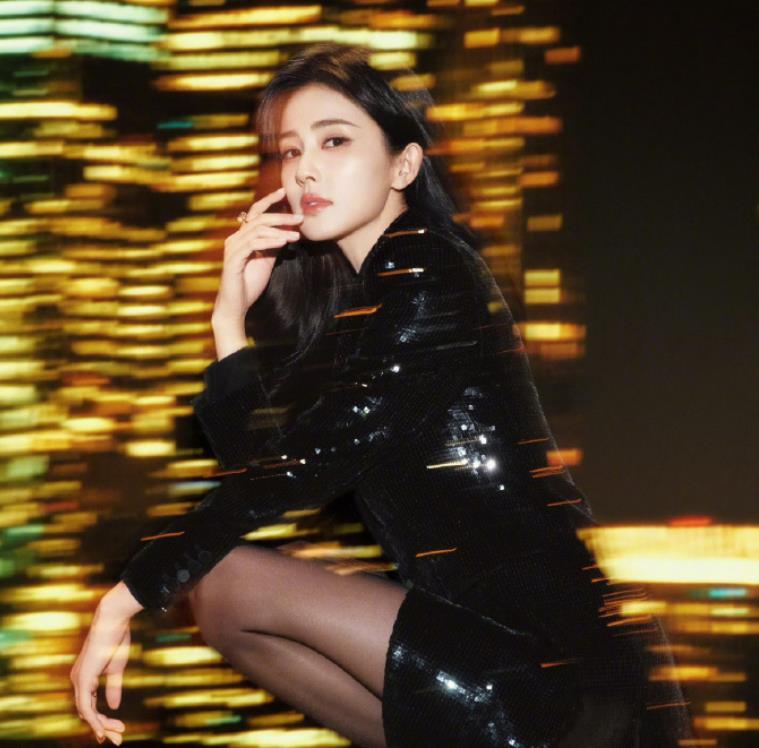 白鹿黑丝御姐黑西装 被白鹿这套天台夜景造型狠狠戳中！✨ 满身细碎星光的亮片黑西装