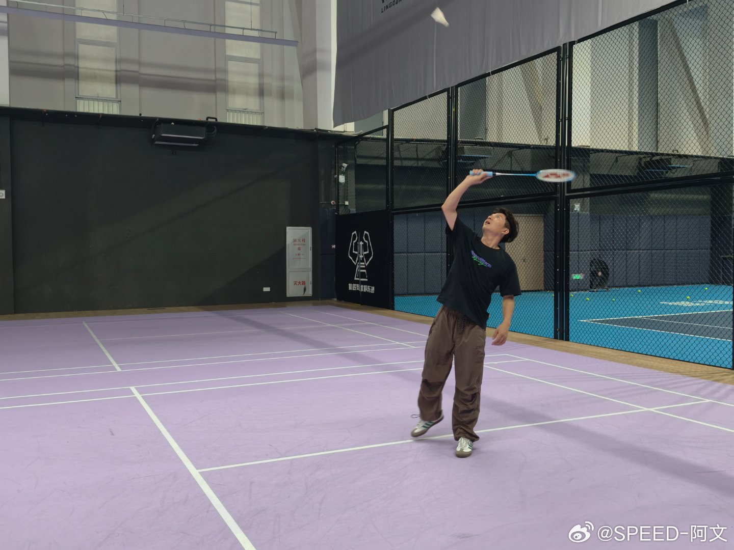 你看这个人动作如此舒展，一看就是运动健将吧