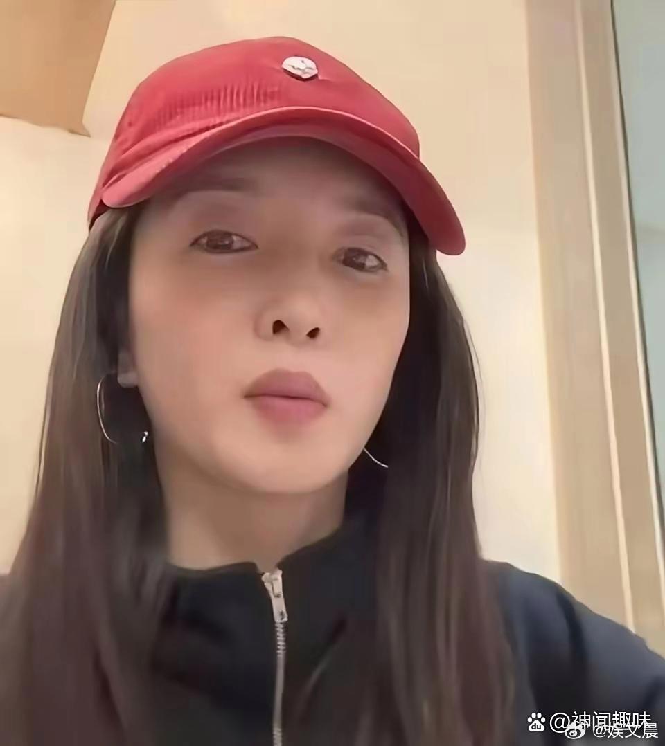 看到江疏影的卸妆状态，整体清爽自然，只是牙齿部位好像缺了一点，反而显得格外真实不