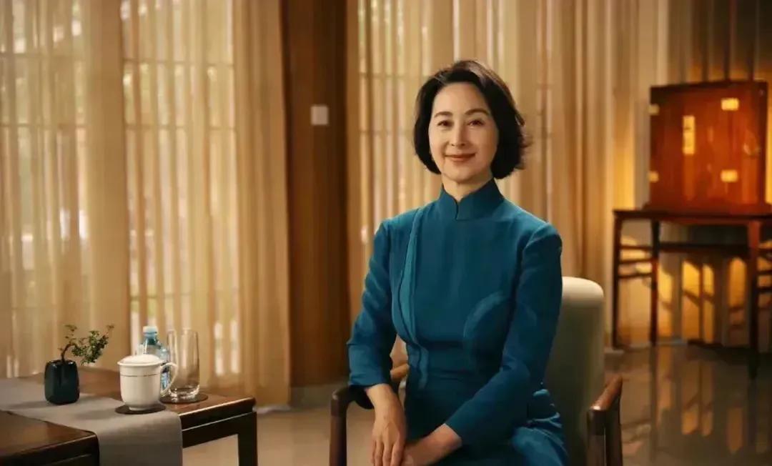 何超琼现身清华大学，穿着孔雀蓝的旗袍优雅大方，透着书卷气格外优雅。
一位原本可以