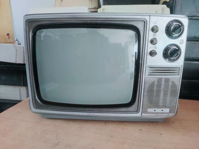 你看过黑白电视吗我是六十年代出生的，当然看过黑白电视[呲牙]