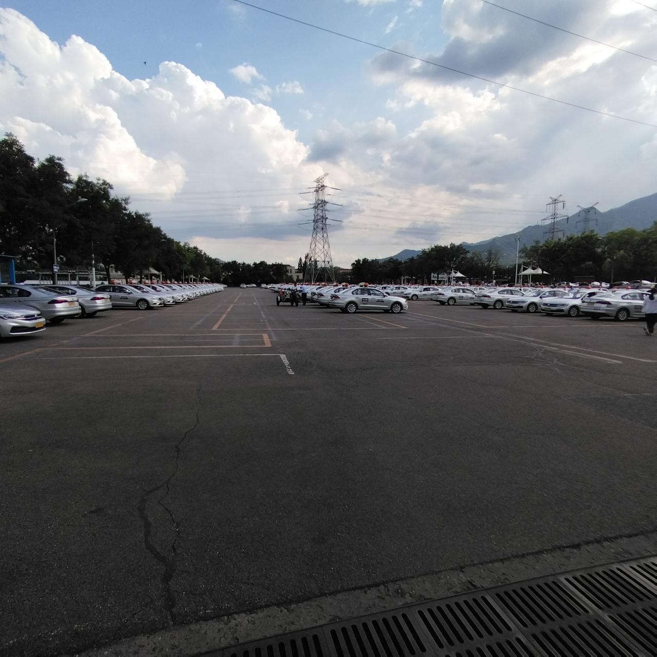 现在学车的年轻人太多了
今天来海淀驾校，发现很多年轻人来学车，估计很多是刚参加完
