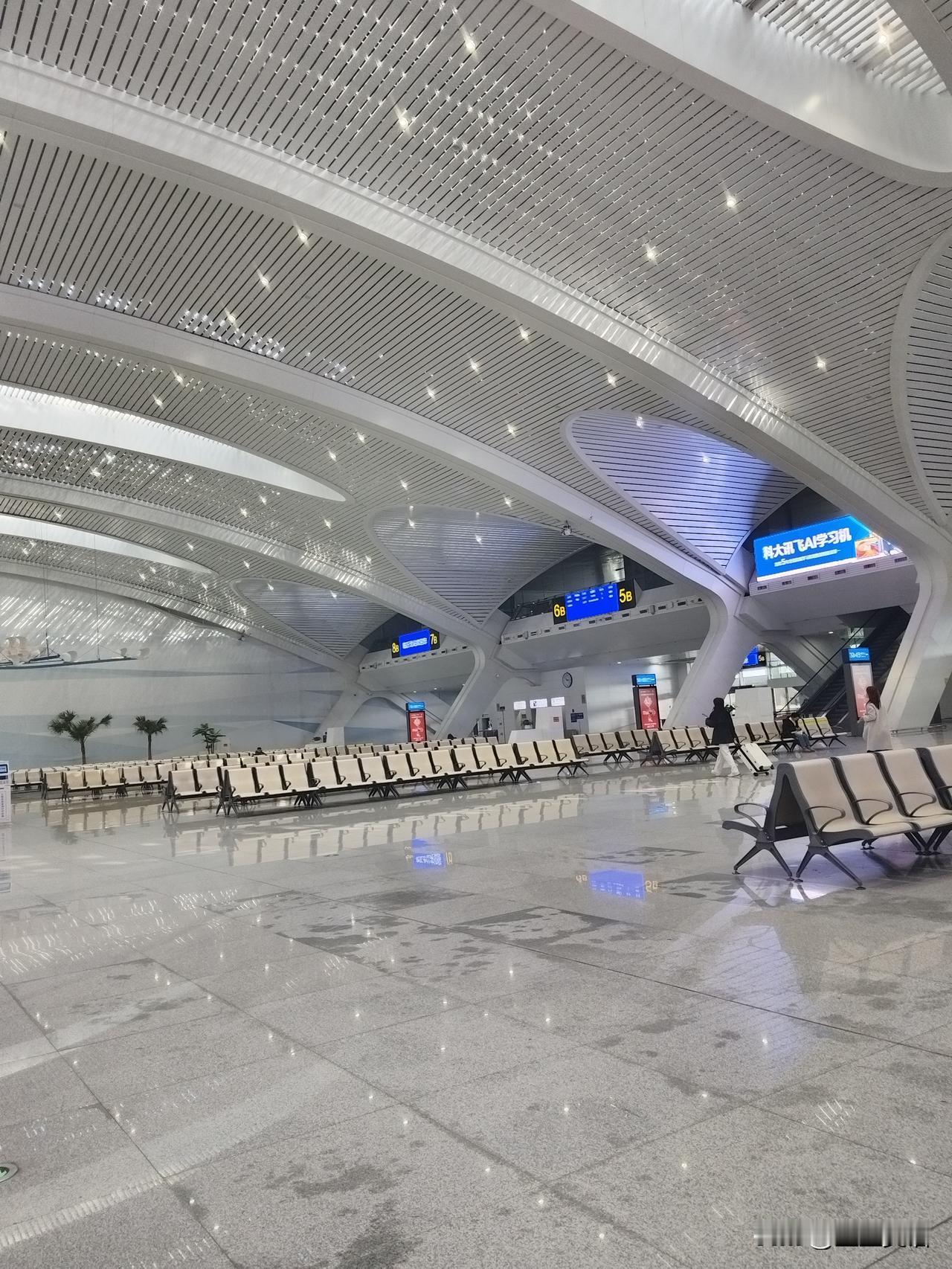 大年三十的临沂高铁站台，候车的人超级少，大多数人都已经在家团圆了[呲牙]新的一年