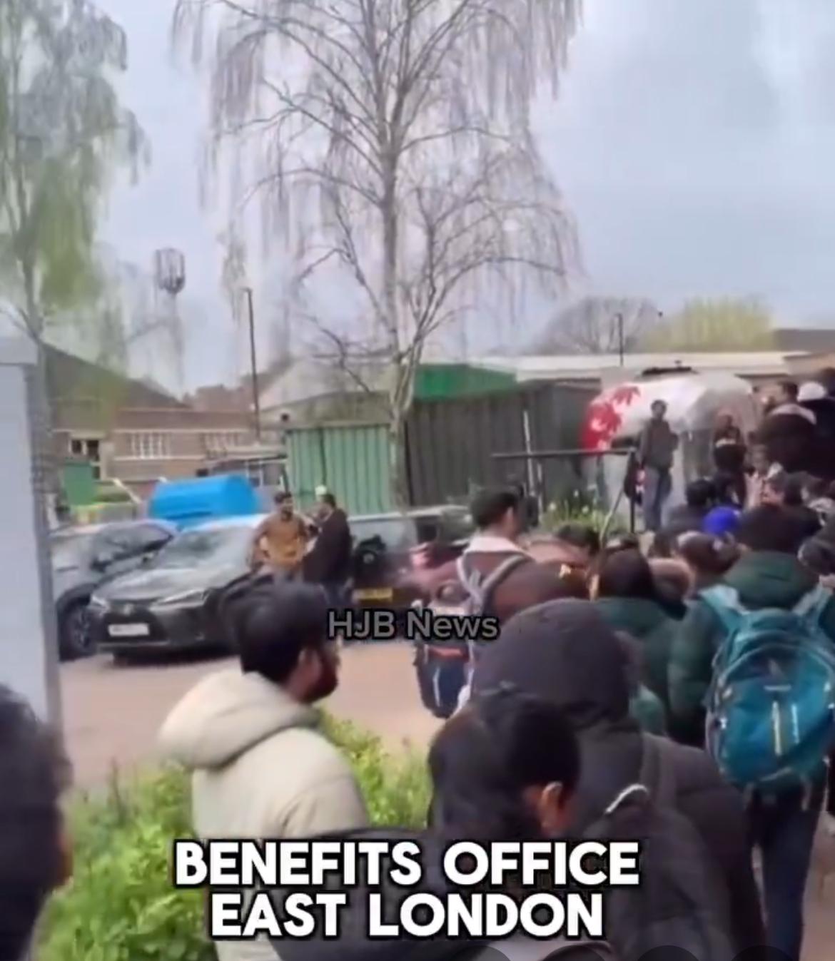 英国的移民危机已经失控，因为“寻求庇护者”已经成为经济的巨大负担。[我想静静]