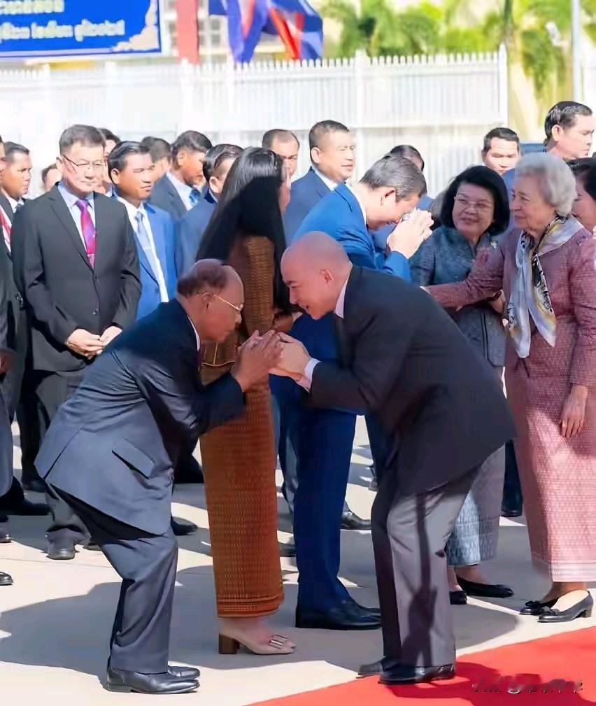 习以为常的迎接场面，在柬埔寨，国王西哈莫尼出国或回国时，以洪森为首的大臣每次都要