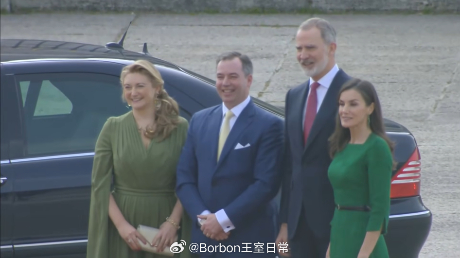 猜对了，就是没回家，直接去了马德里皇宫，两位女士都是绿色系～ 