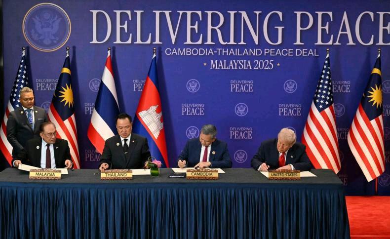 在美国总统特朗普与马来西亚首相安华的共同见证下，泰国与柬埔寨正式签署《吉隆坡和平