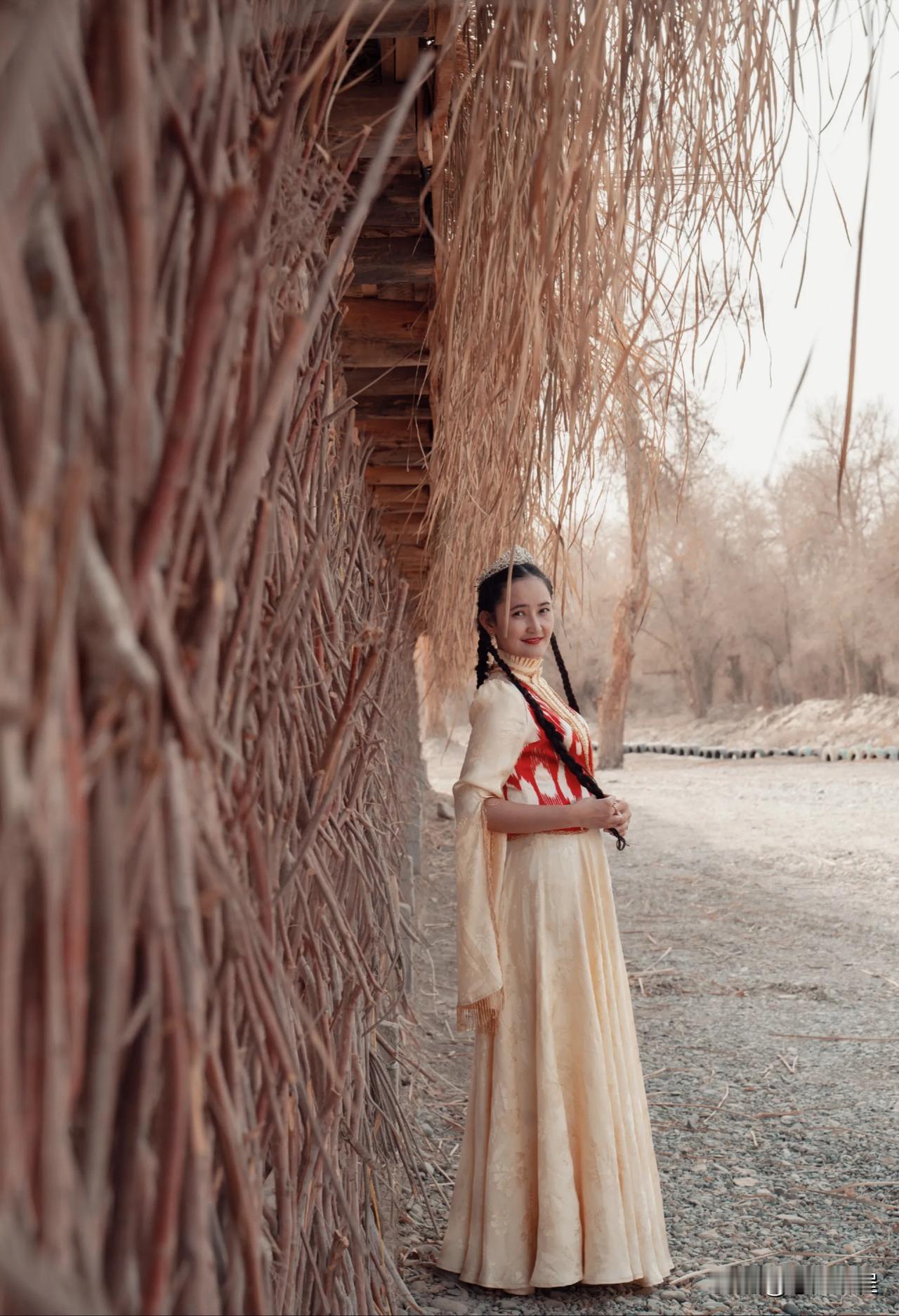 新疆多美女，大漠孤烟直，胡杨千年不倒，风景如画，人如风景。#新疆胡杨林！# #千