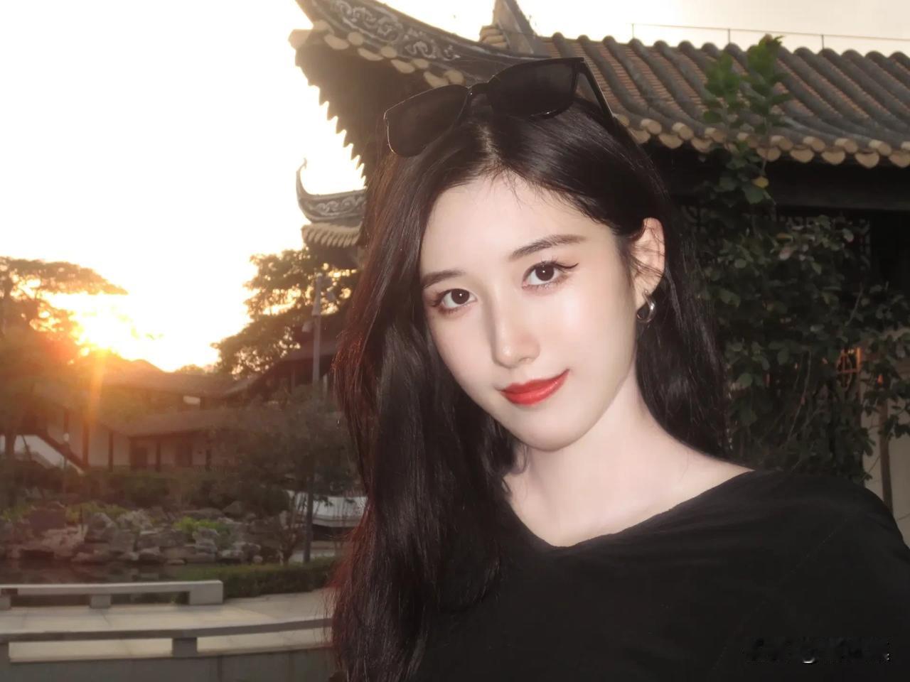 夕阳映照，美人如画。