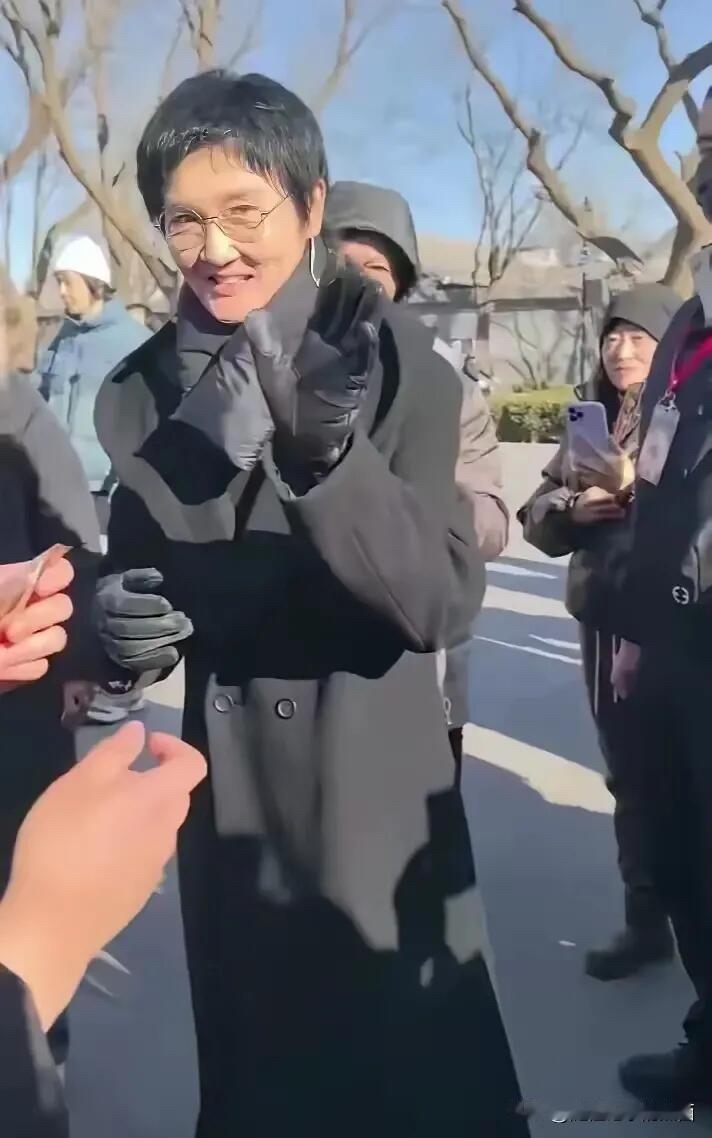 不认真看，还以为这一位只是来公园里散步的普通大妈，为什么男歌星到他这个年龄了之后