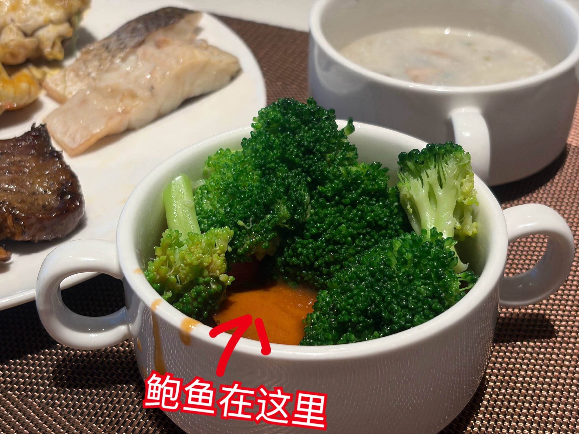 在西藏这一周没吃多少蔬菜刚刚落地到阿勒泰就赶紧酒店干饭大厨问我要不要鲍鱼我说要的