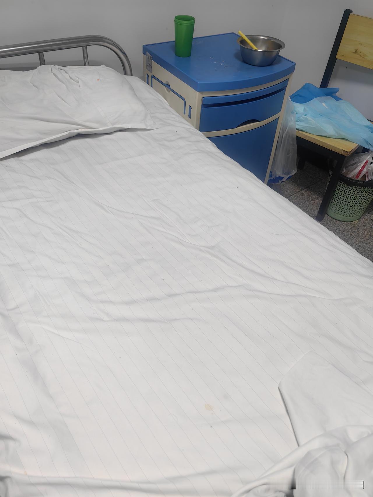 今天是老公住院的第六天，老公身体好点了，输完液体，老公就让我把他弄轮椅上，他想出