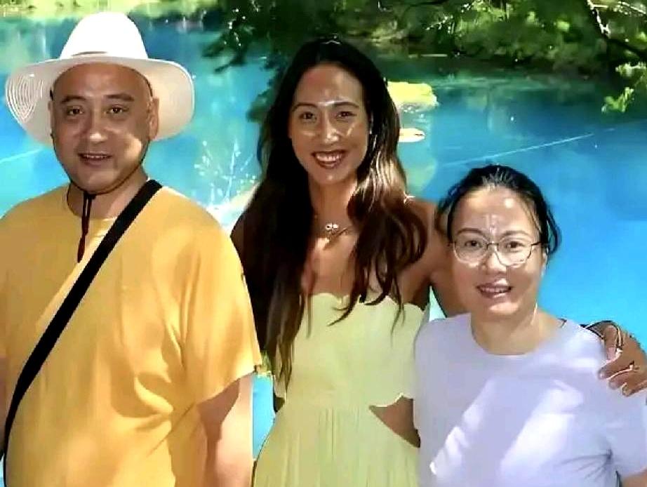 赛场上那股狠劲儿，看着就让人提气。
可一转身，她又成了爸妈跟前那个撒娇的小孩儿。