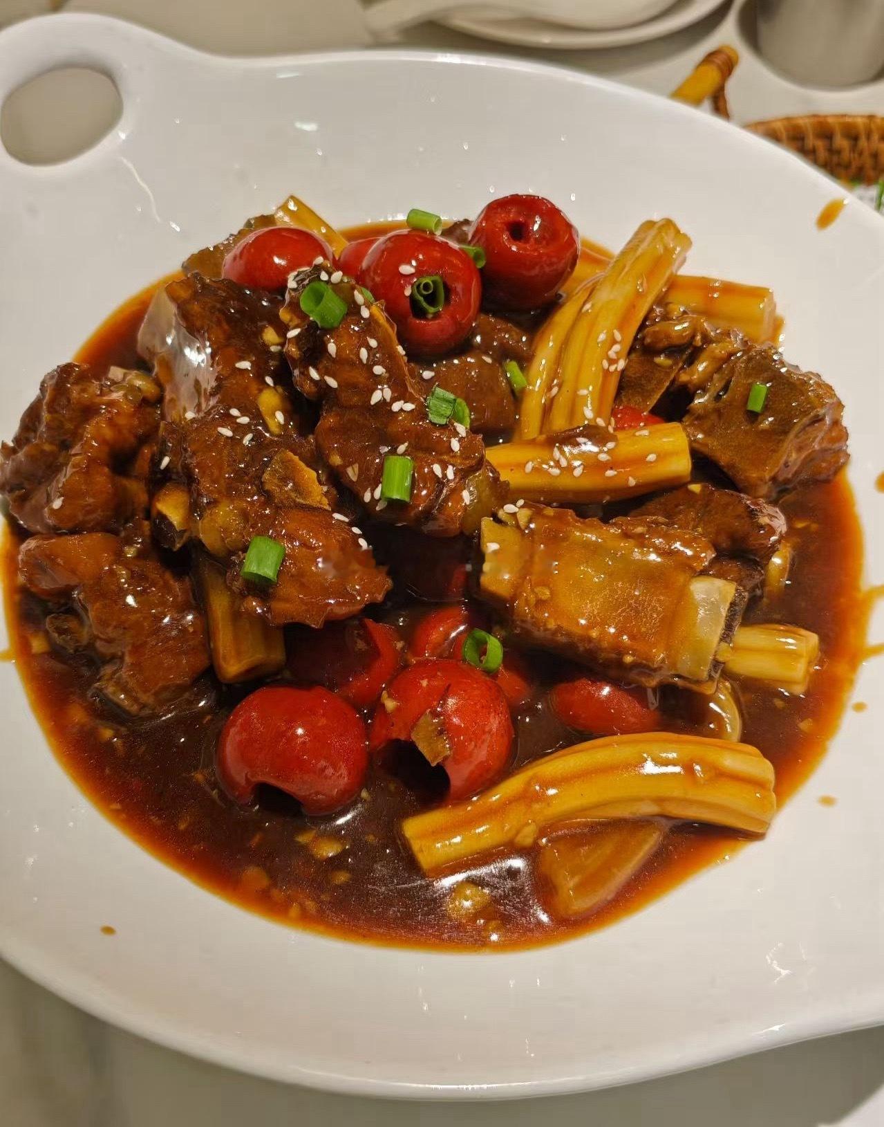 午间饭点时间，先开饭！吃饱喝足，休整蓄力，再来一击必中[加油] ​​​