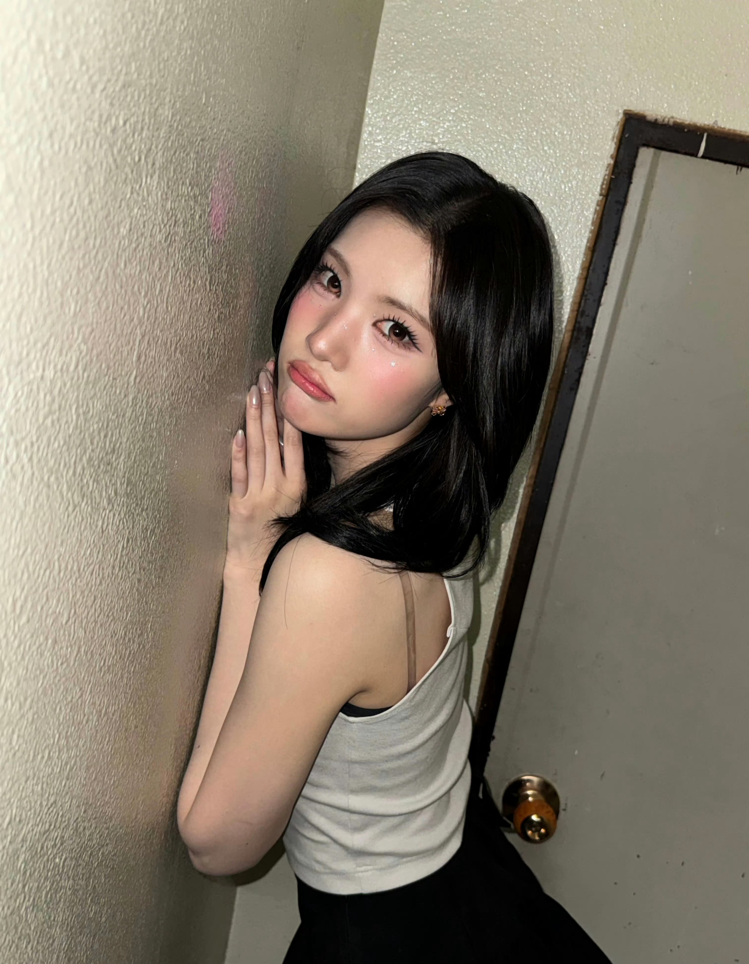 家里的小狗如果不摸摸她的头就躲在角落里假装生气闹脾气等我亲[右哼哼] ​​​