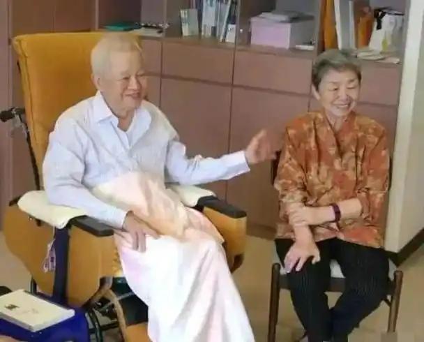国学大师曾仕强一句话，点醒无数女人：“有慧根的女人，看起来傻傻的、笨笨的，不爱计