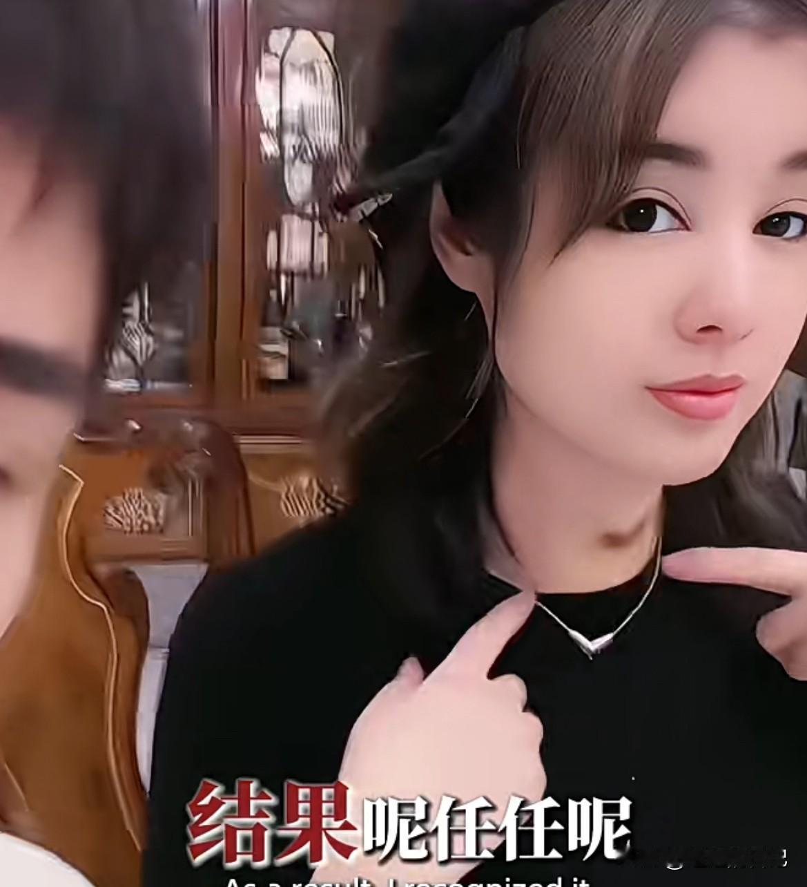 于文红脖子好吓人，青紫一大片，不知道是不是又做了啥项目。有网友问，“是不是被🐶