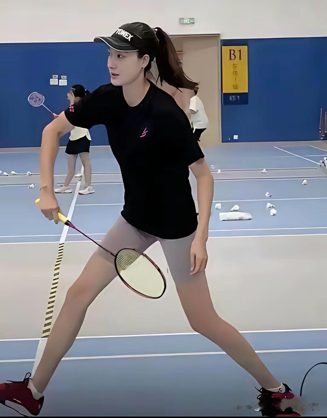 这么好看的一个美女，就是传统审美里的肤白貌美大长腿美女，她是怎么做到的，整体身材