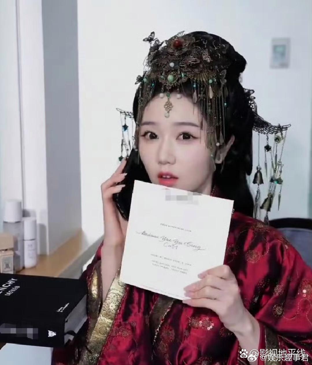岳雨婷晒纪梵希邀请函岳雨婷在社交平台晒出某品牌的邀请函疑似回应，视频中还出现了她
