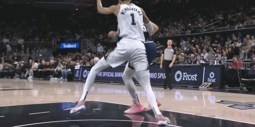 NBA赛场镜头：约基奇还是太温柔了，对文班还是有爱的！
  别人都是duang一