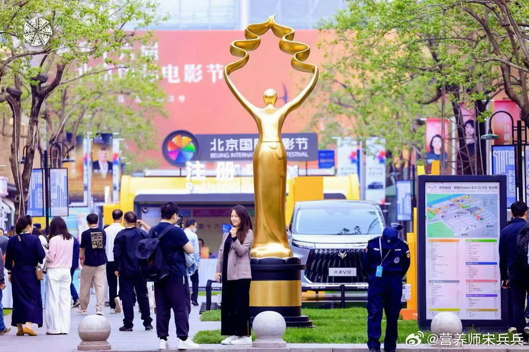 第十六届北京国际电影节 节两大关键词“跨界”与“对话”。今天在摊位当值，欢迎大家