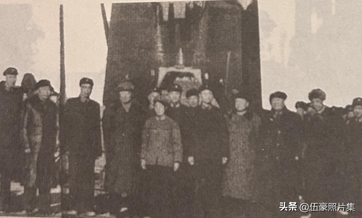 1960年10月，钱学森陪同聂荣臻元帅视察甘肃双城子导弹试验基地。1960年11