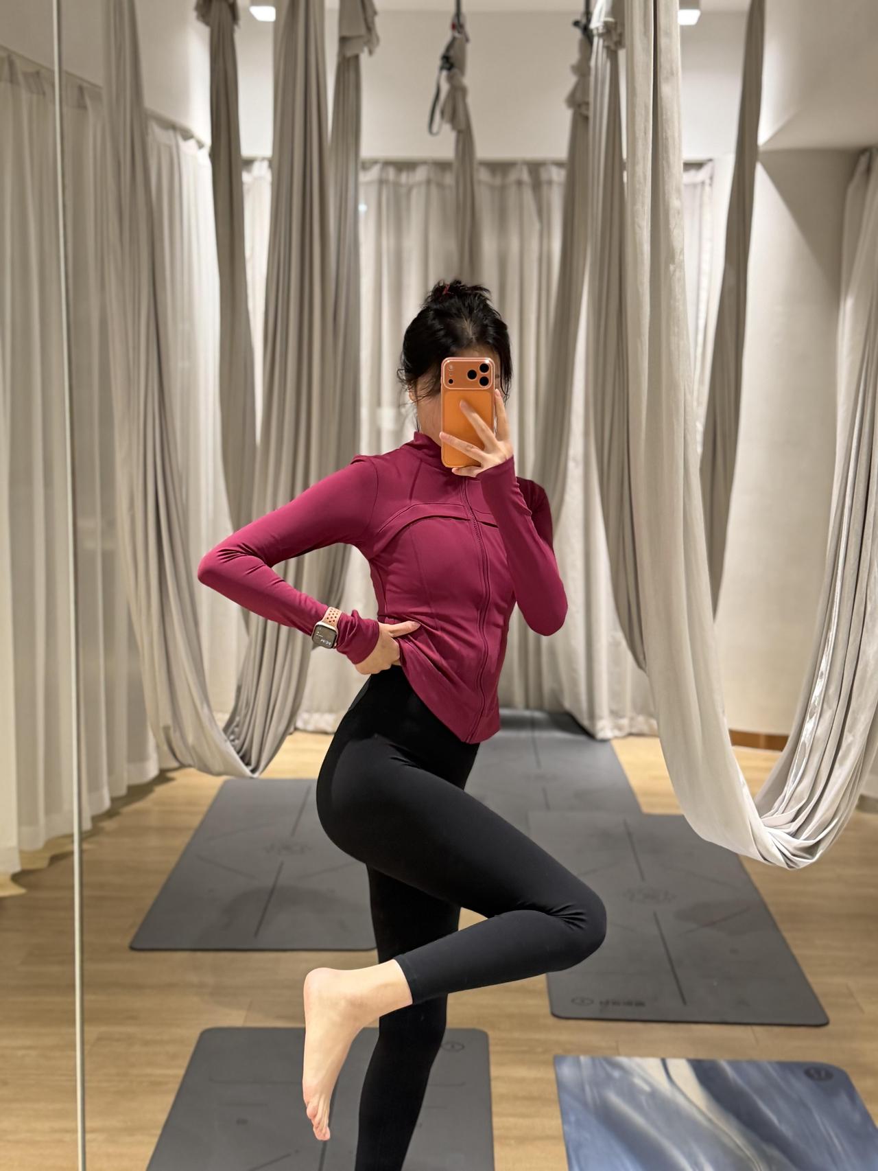 家人们，今天瑜伽垫上的显眼包非我莫属！火龙果色上衣一穿，往垫子上一站，简直像把夕