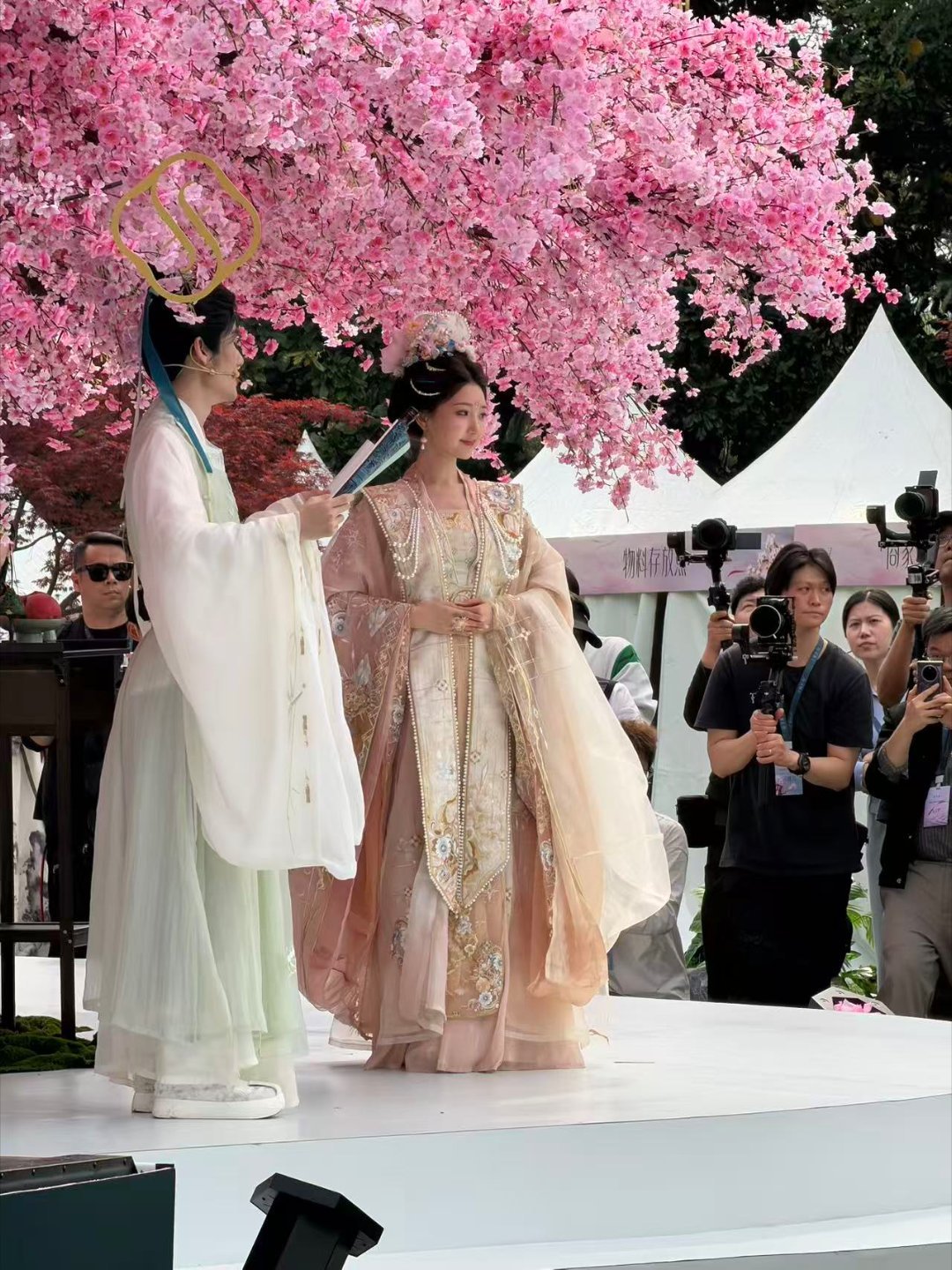 毛晓彤花神妆 还有谁没看过毛晓彤的花神妆，古装造型永远不会让人失望，眉眼精致气质