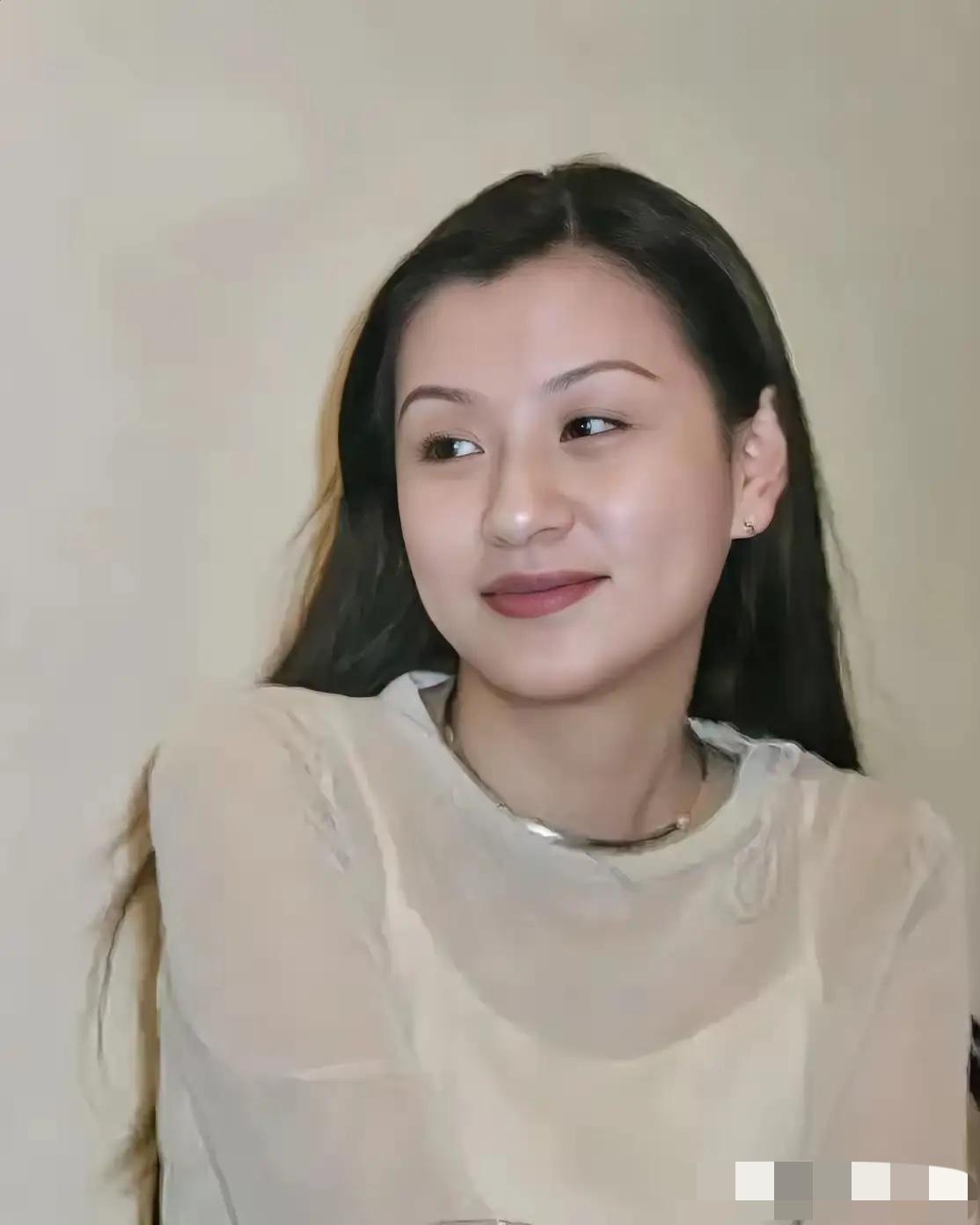 直到看到兰莉娅年轻时的照片，
才明白当初聂卫平为什么，
会不顾一切的想要和她在一