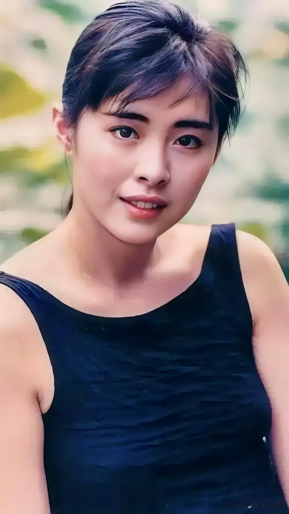 王祖贤年轻时青春靓丽，面目清秀，在那个盛产港姐的年代，她犹如一枝独秀盛开其中，令