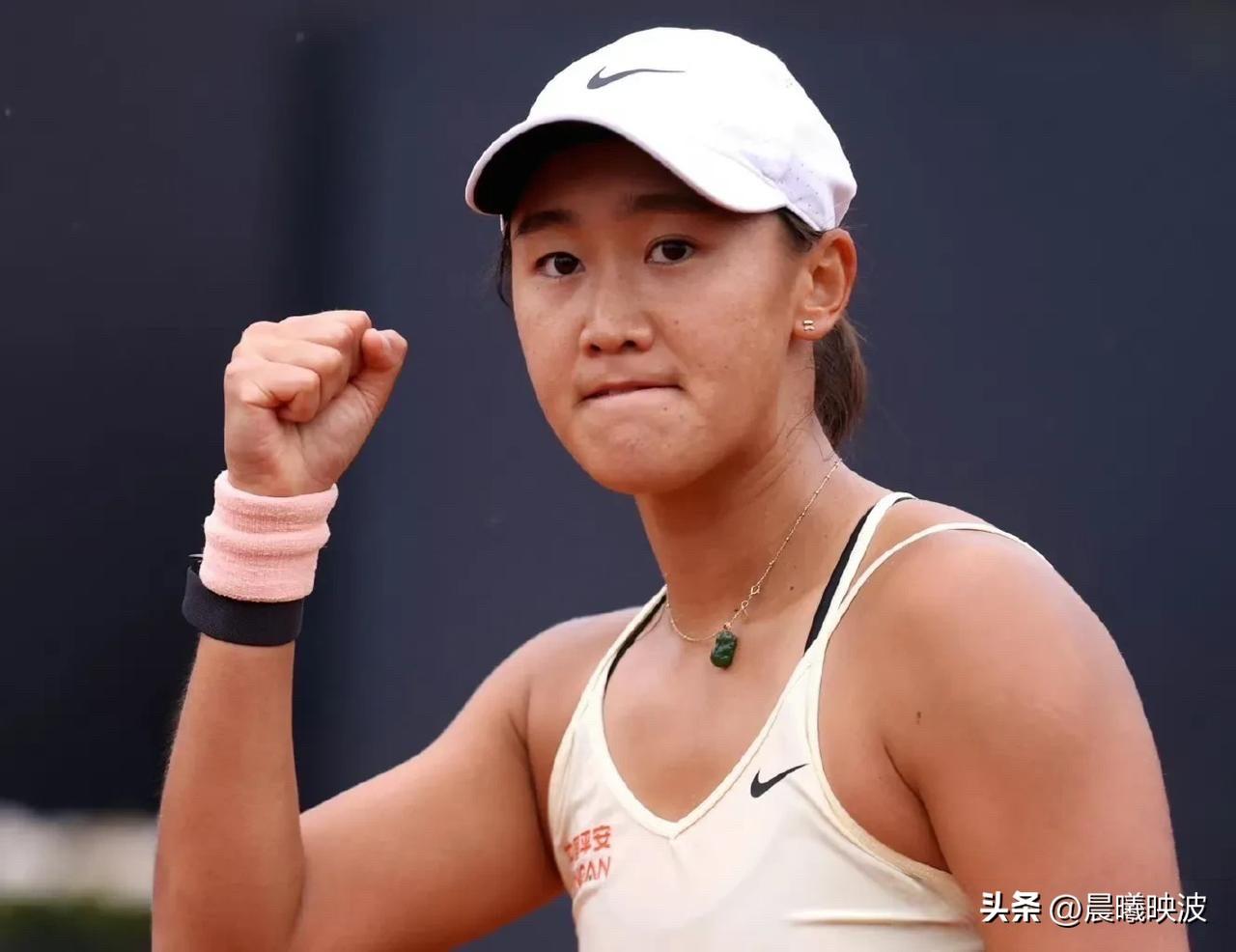 打疯了！王曦雨2-0碾压晋级四强，即时排名重返前90，下轮对手出炉

  今天凌