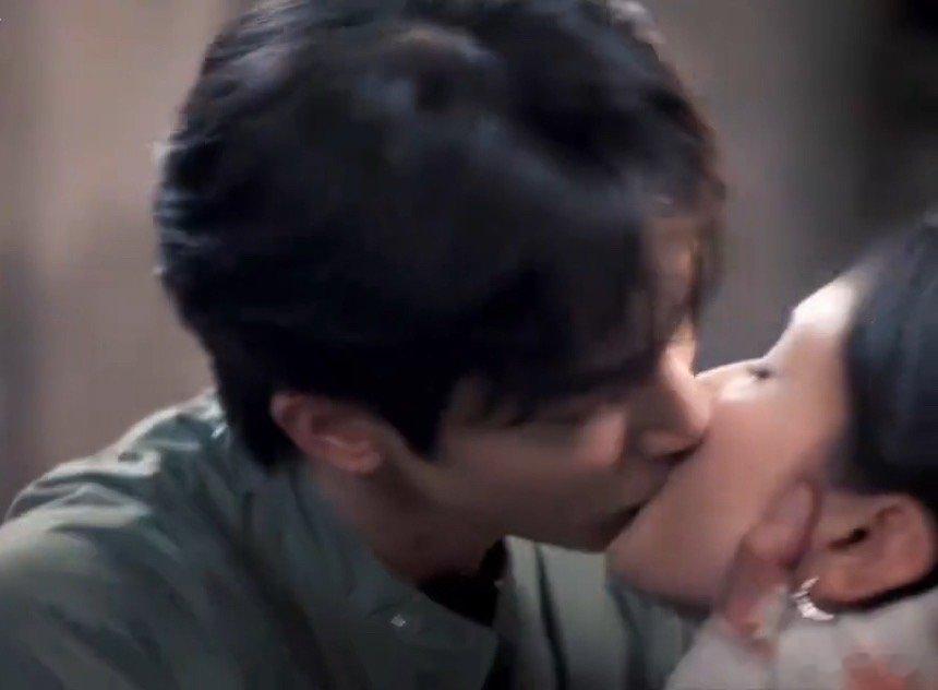 宋威龙张婧仪吵着吵着就亲上了 宋威龙张婧仪恨海情天味也太浓了 野狗骨头这段吵架吻