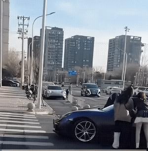 几个女子的手机荧屏都朝玻璃，两个情况，一是追着车子要加微信好友；二是拍照车子内的