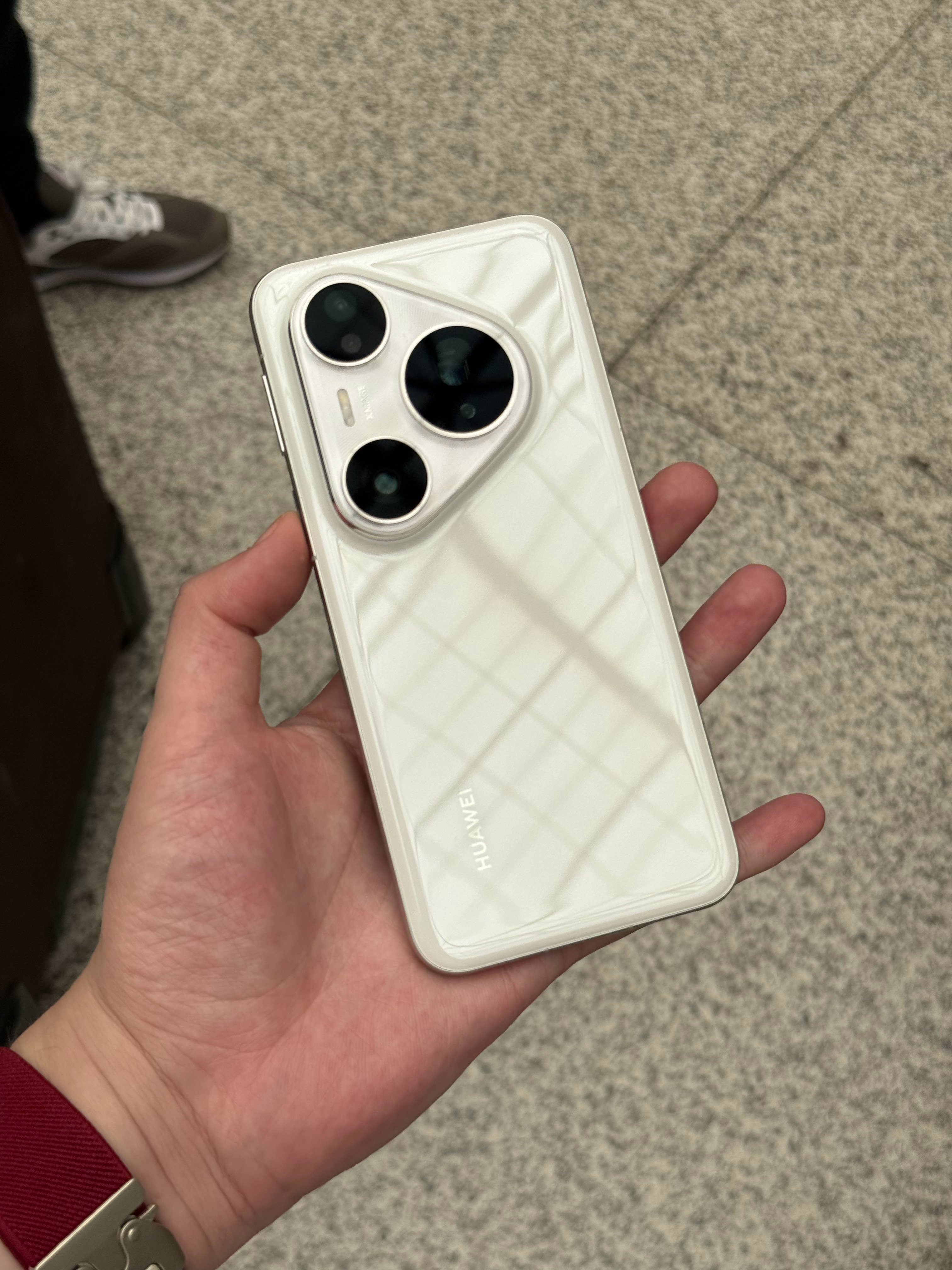 华为 Pura 80Pro+这个白色 真的很有陶瓷的感觉我愿称之为最有竞争力的配
