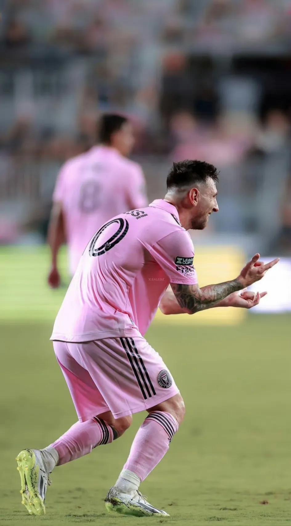 梅西的“无奈”:
人在屋檐下，不得不低头。
贝克汉姆“情商低”，
人高马大的女儿